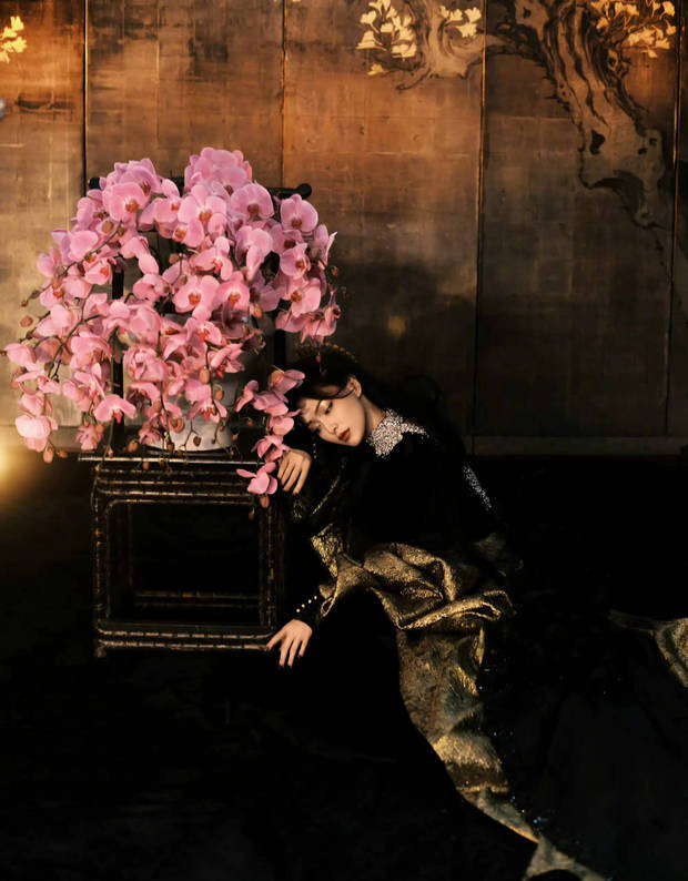 唐嫣穿黑裙展现曲线，鎏金眼妆彰显高级酷感-3