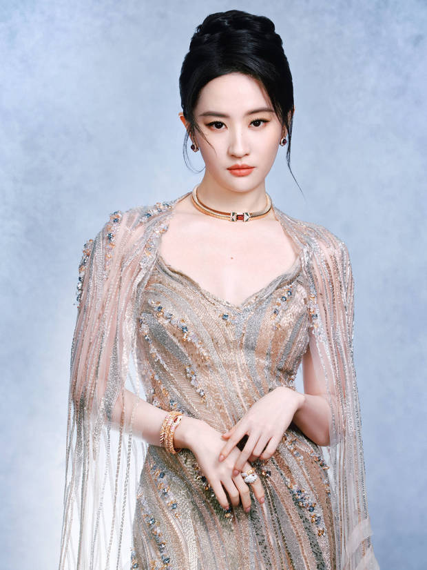刘亦菲鎏金神女造型吸睛 华服笑颜惊艳全场-2