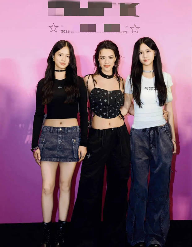 《贾静雯钟丽缇女儿同台秀美腿，青春时尚》  

（21字，保留原意及书名号内容，突出核心亮点）-3
