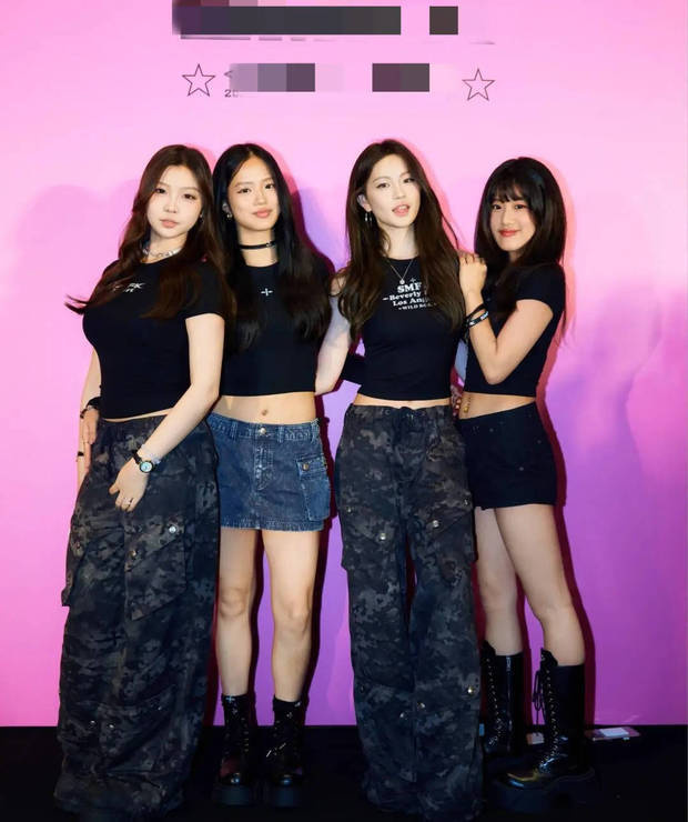 《贾静雯钟丽缇女儿同台秀美腿，青春时尚》  

（21字，保留原意及书名号内容，突出核心亮点）-1