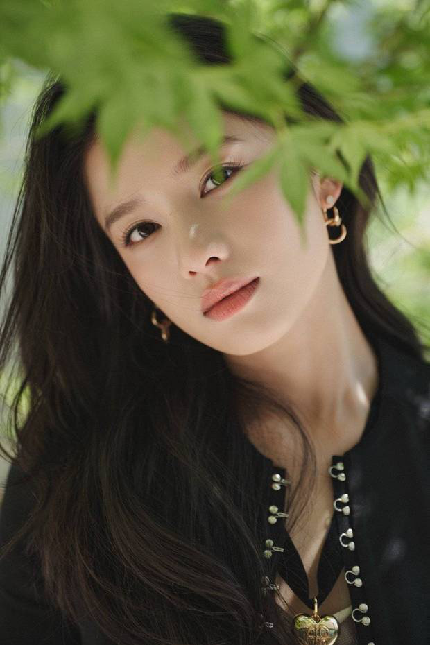 张婧仪西装展现职业魅力，微卷发型甜美加分-1