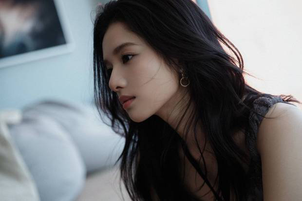 张婧仪西装展现职业魅力，微卷发型甜美加分-3