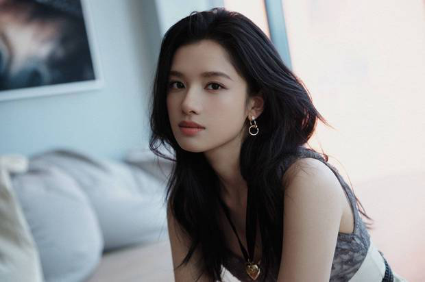 张婧仪西装展现职业魅力，微卷发型甜美加分-2