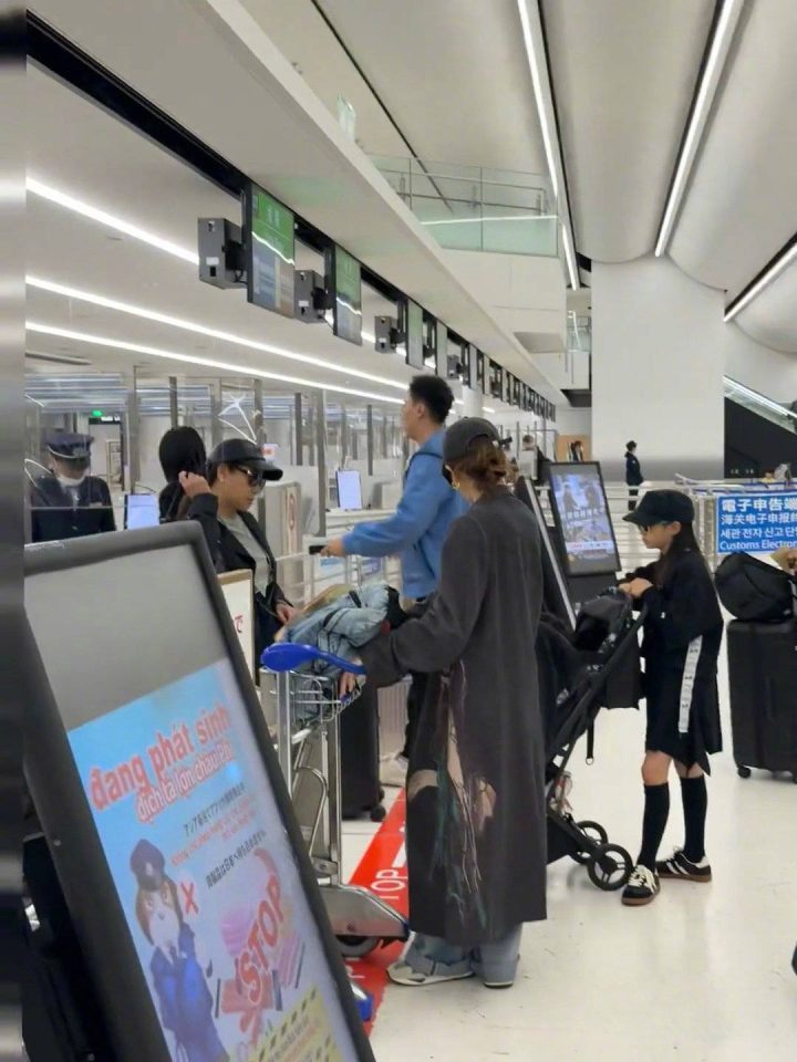 戚薇李承铉带女儿Lucky亮相日本机场，十岁乖巧抢镜-2