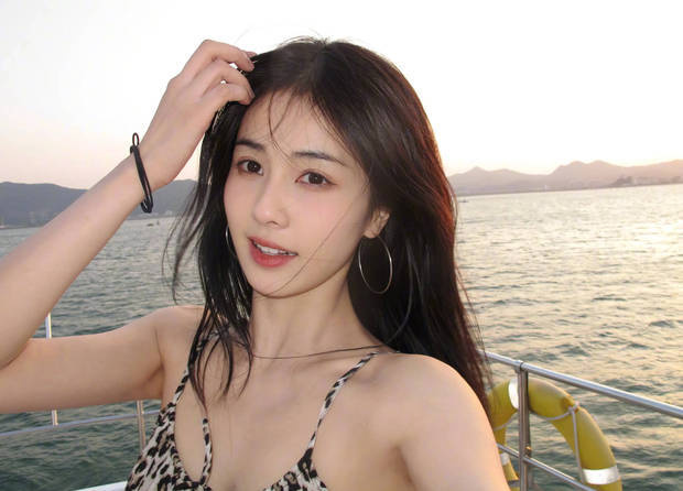 白鹿豹纹吊带海上游，笑容甜美自然-1