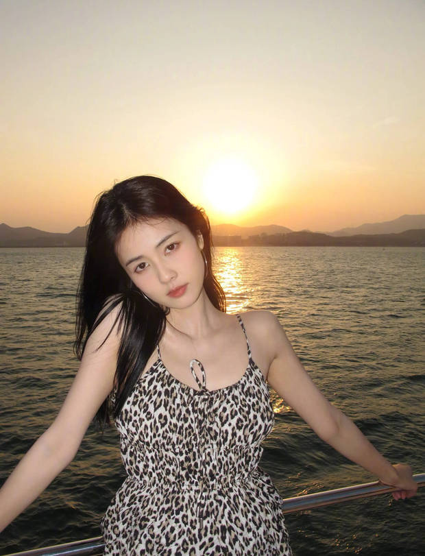 白鹿豹纹吊带海上游，笑容甜美自然-3