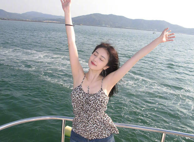 白鹿豹纹吊带海上游，笑容甜美自然-2