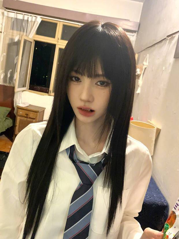 鞠婧祎《学院风》新造型，黑发齐刘海甜酷抢眼-2