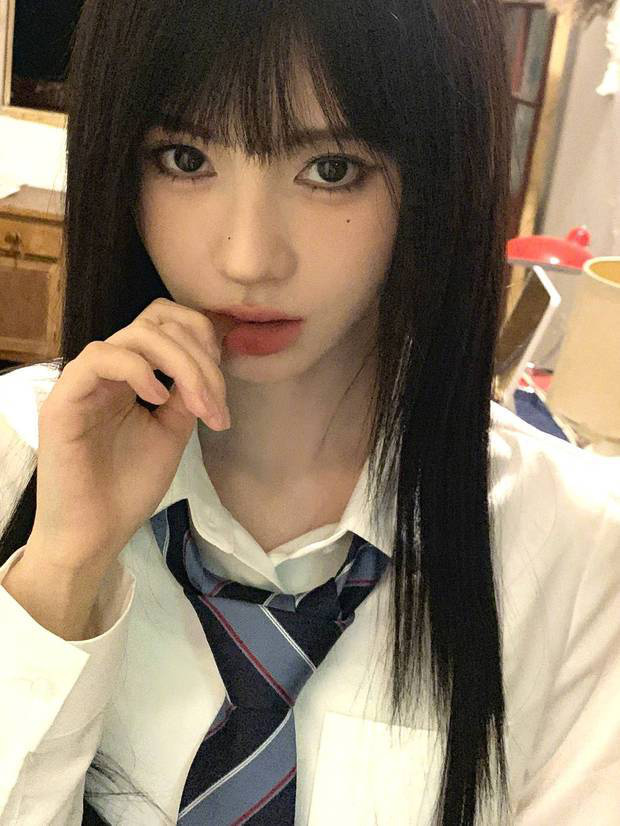 鞠婧祎《学院风》新造型，黑发齐刘海甜酷抢眼-1