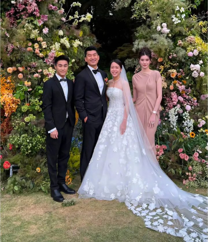 何猷君奚梦瑶出席好友婚礼，粉裙彰显优雅气质-1