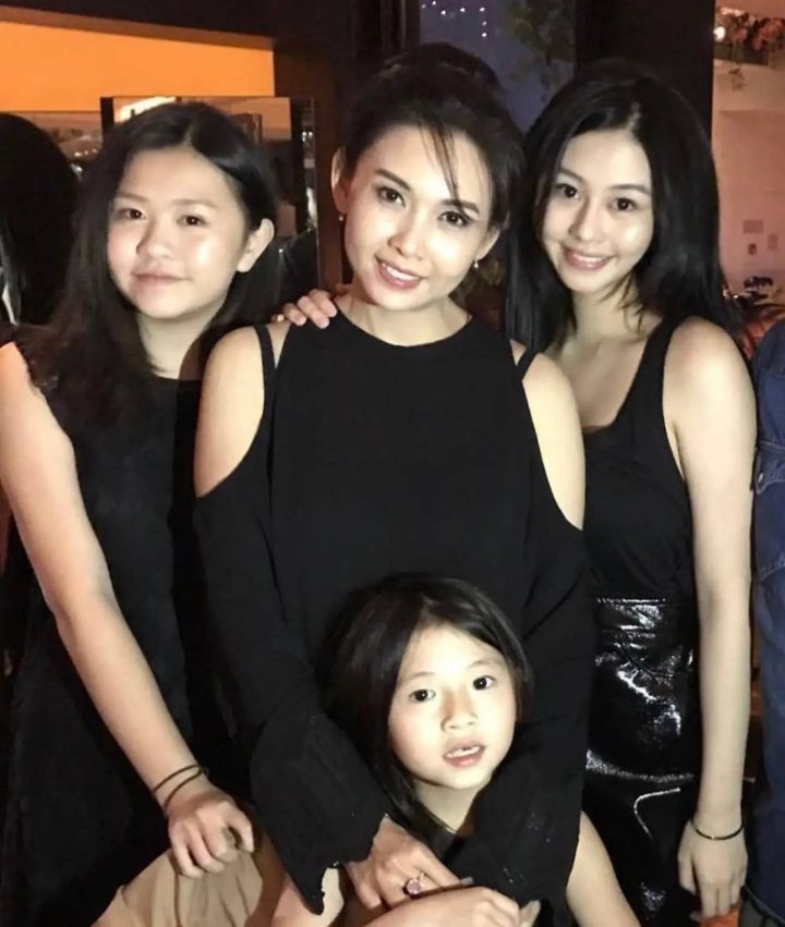 邱淑贞与三千金同框，沈月24岁再现母亲风华-1