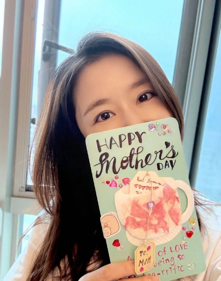 林心如分享8岁女儿《母亲节》贺卡，幸福笑容藏不住-1