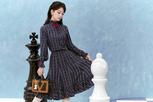 杨紫《樱桃碎花裙》甜妹风来袭，微卷发型演绎复古温柔-4