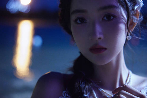 王玉雯《海边漫步》：白蓝长裙演绎清冷风情-2