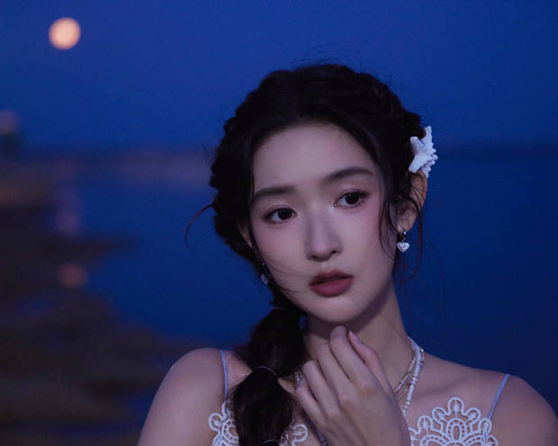 王玉雯《海边漫步》：白蓝长裙演绎清冷风情-1