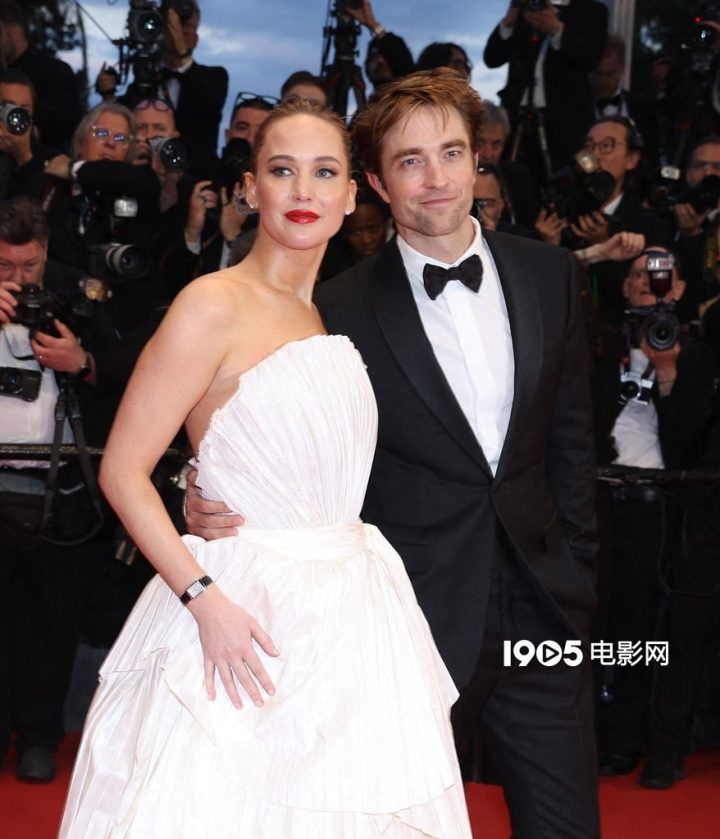 《戈达尔传》怀旧登场戛纳 主竞赛单元 詹妮弗·罗伯特留影-2