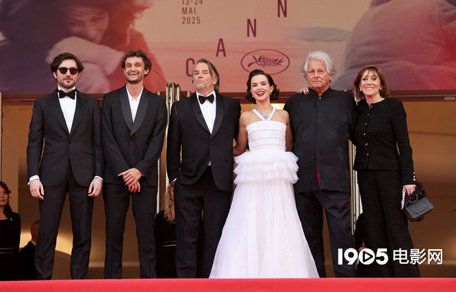 《戈达尔传》怀旧登场戛纳 主竞赛单元 詹妮弗·罗伯特留影-1