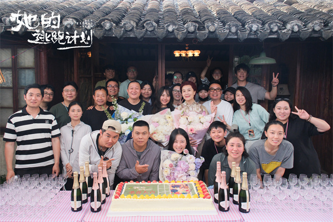 《逃之夭夭》周雨彤、梅婷、黄奕演绎三姐妹-1