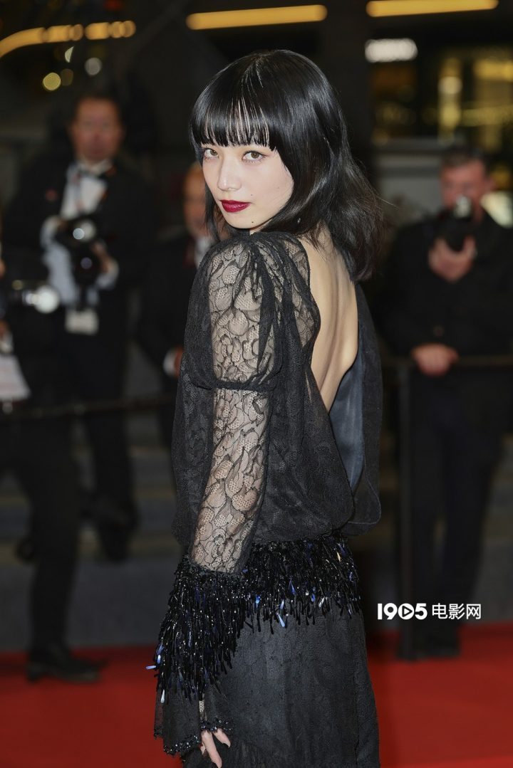 《8号出口》戛纳首映：二宫和也与小松菜奈惊艳亮相！-2