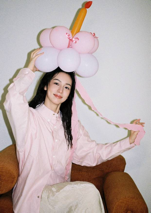 周也穿粉条纹衬衫，戴气球，如梦少女-2