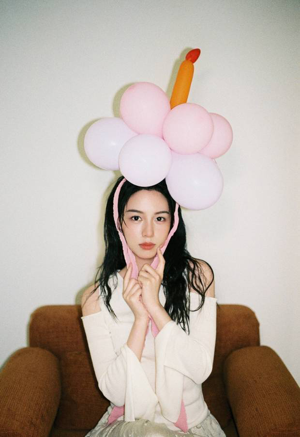 周也穿粉条纹衬衫，戴气球，如梦少女-1