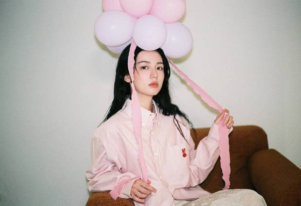 周也穿粉条纹衬衫，戴气球，如梦少女-3