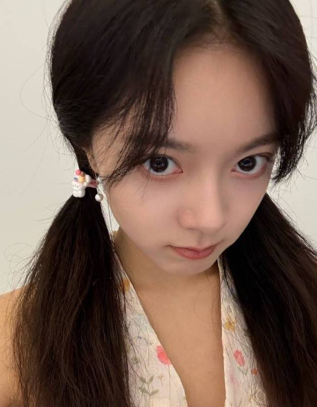 赵今麦“双马尾”搭“挂脖碎花上衣” 少女活力满屏-1