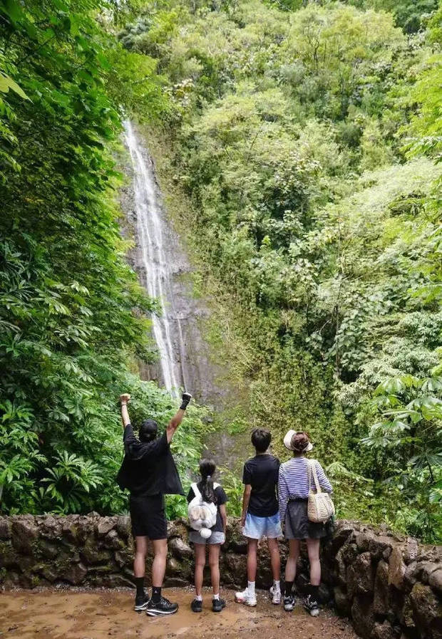 孙俪晒家庭爬山乐：四口同框，等等身高超妈妈《家庭爬山乐》-1
