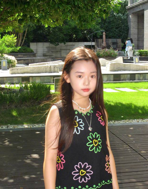 董璇携小酒窝沐言母女《温馨合照》：9岁小酒窝活泼萌态十足-2