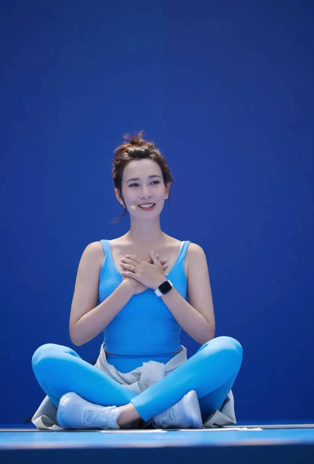 韩庚妻子卢靖姗瑜伽装亮相，二胎孕肚初显马甲线抢眼-2