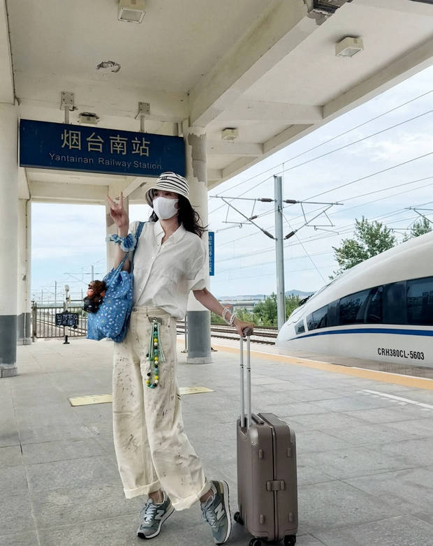 宋佳高铁站休闲装，俏皮远眺显灵动-2