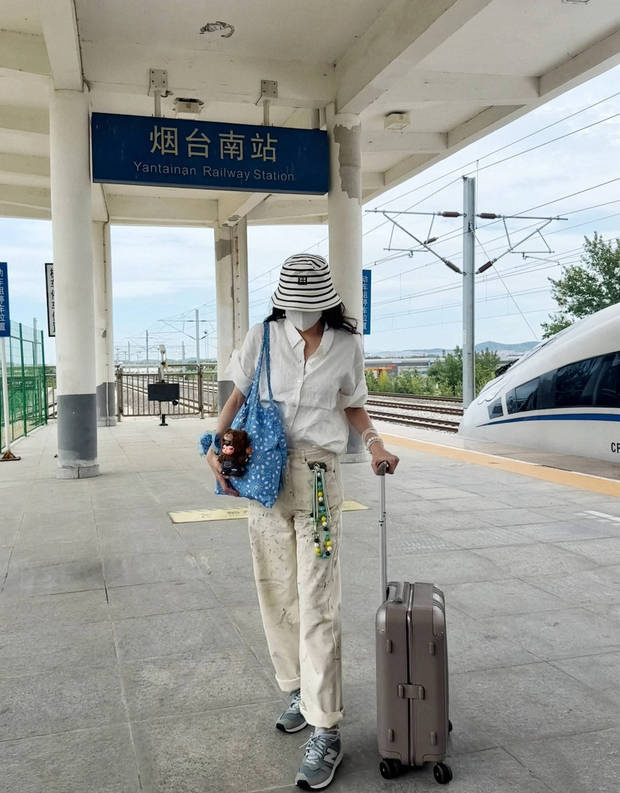 宋佳高铁站休闲装，俏皮远眺显灵动-1