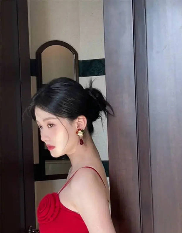 乔欣红裙深V亮相，身姿婀娜似玫瑰绽放-1