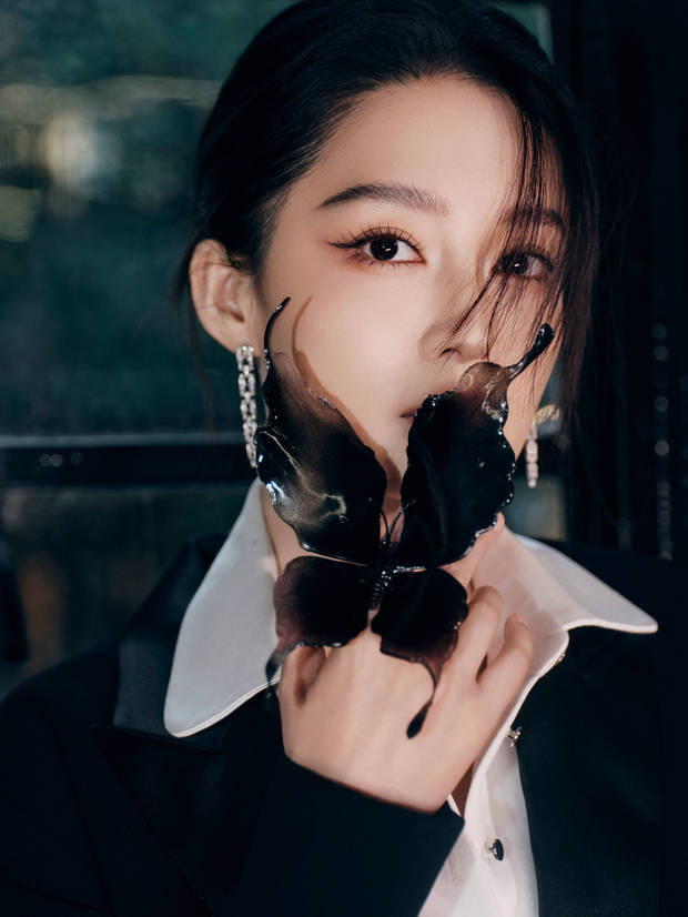 李沁黑色拖地西装裙，尽显华丽大气！-2