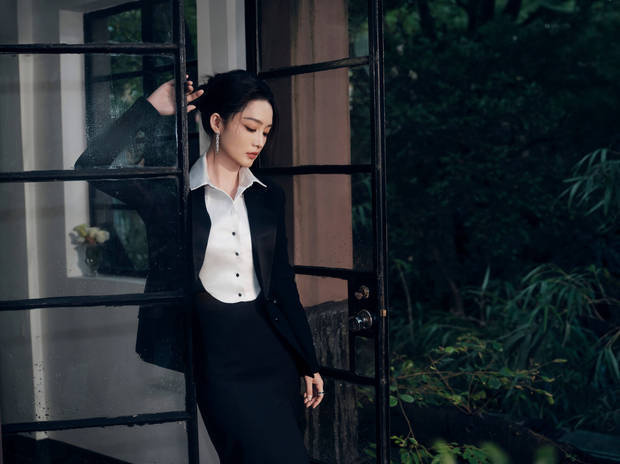 李沁黑色拖地西装裙,尽显华丽大气!-1 李沁黑色拖地西装裙,尽显华丽大气!-1