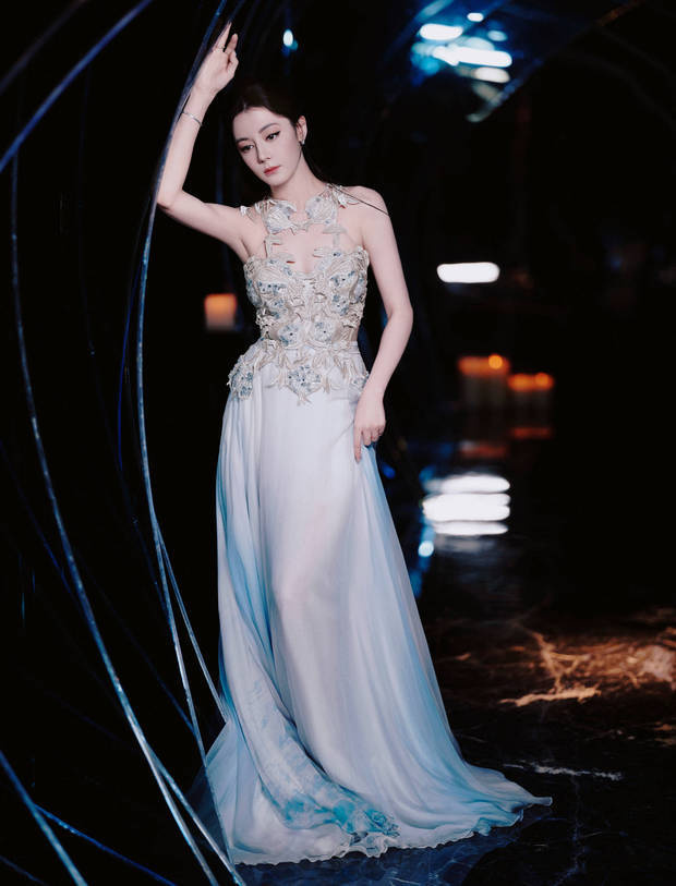 迪丽热巴演绎蓝白裙,展现高贵优雅风姿-1 迪丽热巴演绎蓝白裙,展现高贵优雅风姿-1