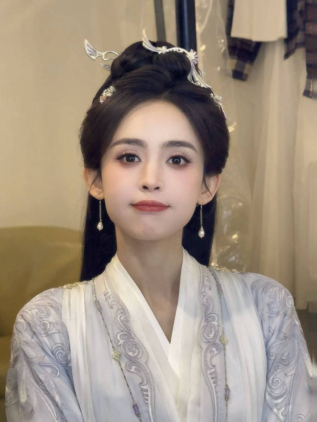 古力娜扎“古风”清新可爱，甜笑比耶俏皮满分-2