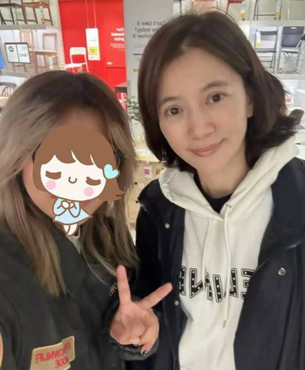 袁咏仪伴子英国求学，背影高挑显精神-2