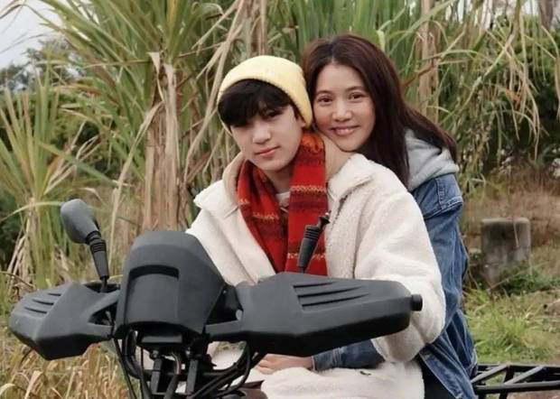 袁咏仪伴子英国求学,背影高挑显风采-3 袁咏仪伴子英国求学,背影高挑显风采-3