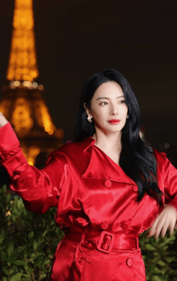 张雨绮巴黎时装周:红衣黑丝,惊艳性感-1 张雨绮巴黎时装周:红衣黑丝,惊艳性感-1