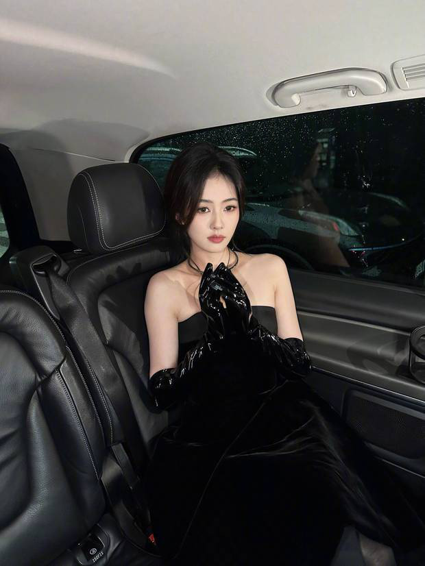 白鹿穿黑色抹胸礼服,车内优雅摆拍显贵气-3 白鹿穿黑色抹胸礼服,车内优雅摆拍显贵气-3
