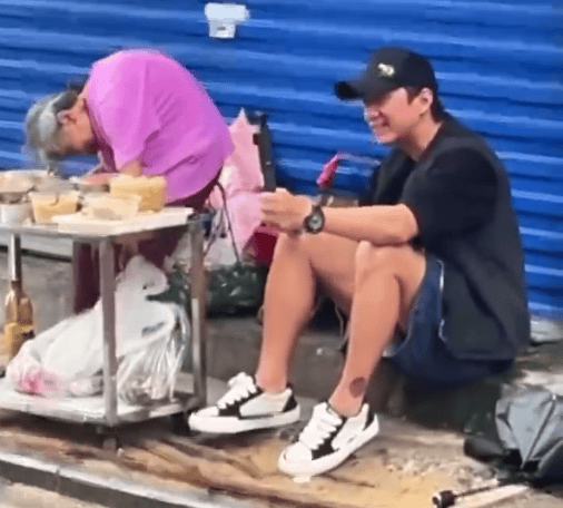 邓超南昌街头尝“奶奶凉菜” 赞奶奶“如花般年轻”-1 邓超南昌街头尝“奶奶凉菜” 赞奶奶“如花般年轻”-1