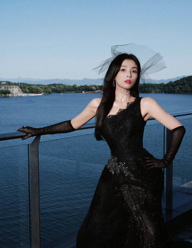 刘涛着黑裙，变身神秘画报女神-2
