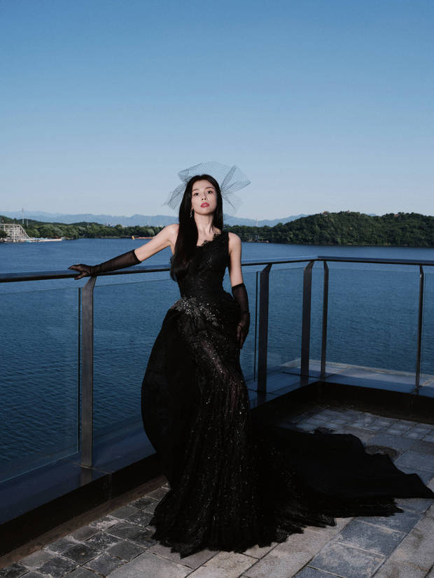 刘涛着黑裙，变身神秘画报女神-3