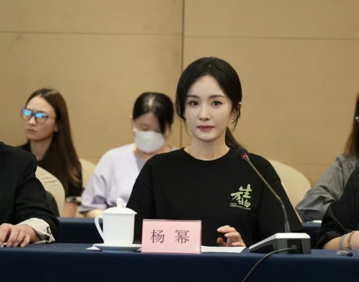 杨幂教师节致敬“特别老师”-1