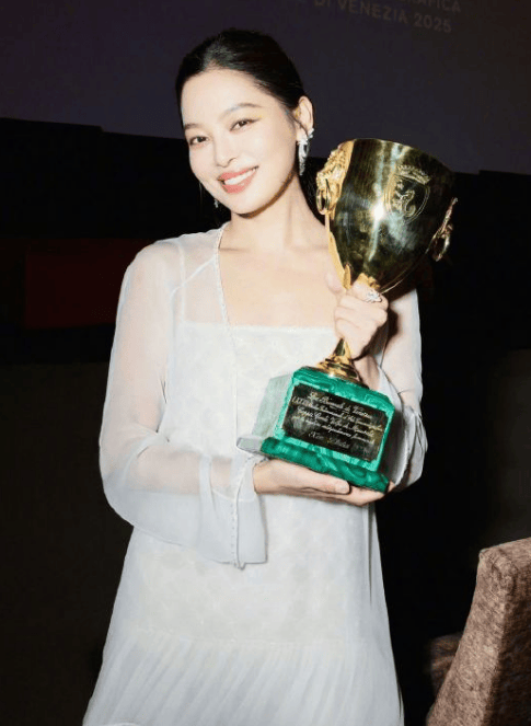 辛芷蕾谈女演员集体祝福：氛围融洽-1