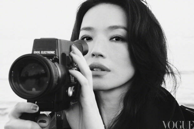 舒淇海边穿黑风衣,手持相机,眼神深邃迷人-2 舒淇海边穿黑风衣,手持相机,眼神深邃迷人-2