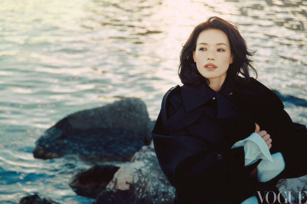 舒淇海边穿黑风衣,手持相机,眼神深邃迷人-1 舒淇海边穿黑风衣,手持相机,眼神深邃迷人-1