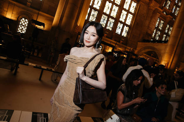 秦岚亮相纽约时装周，咖色抹胸裙展曼妙身姿-3