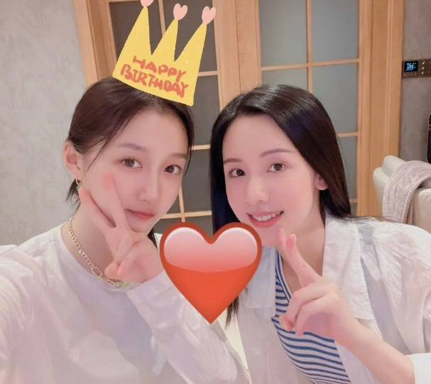 关晓彤晒照致谢陈都灵“甜蜜投喂”:感恩“嘟嘟”蛋糕-1 关晓彤晒照致谢陈都灵“甜蜜投喂”:感恩“嘟嘟”蛋糕-1